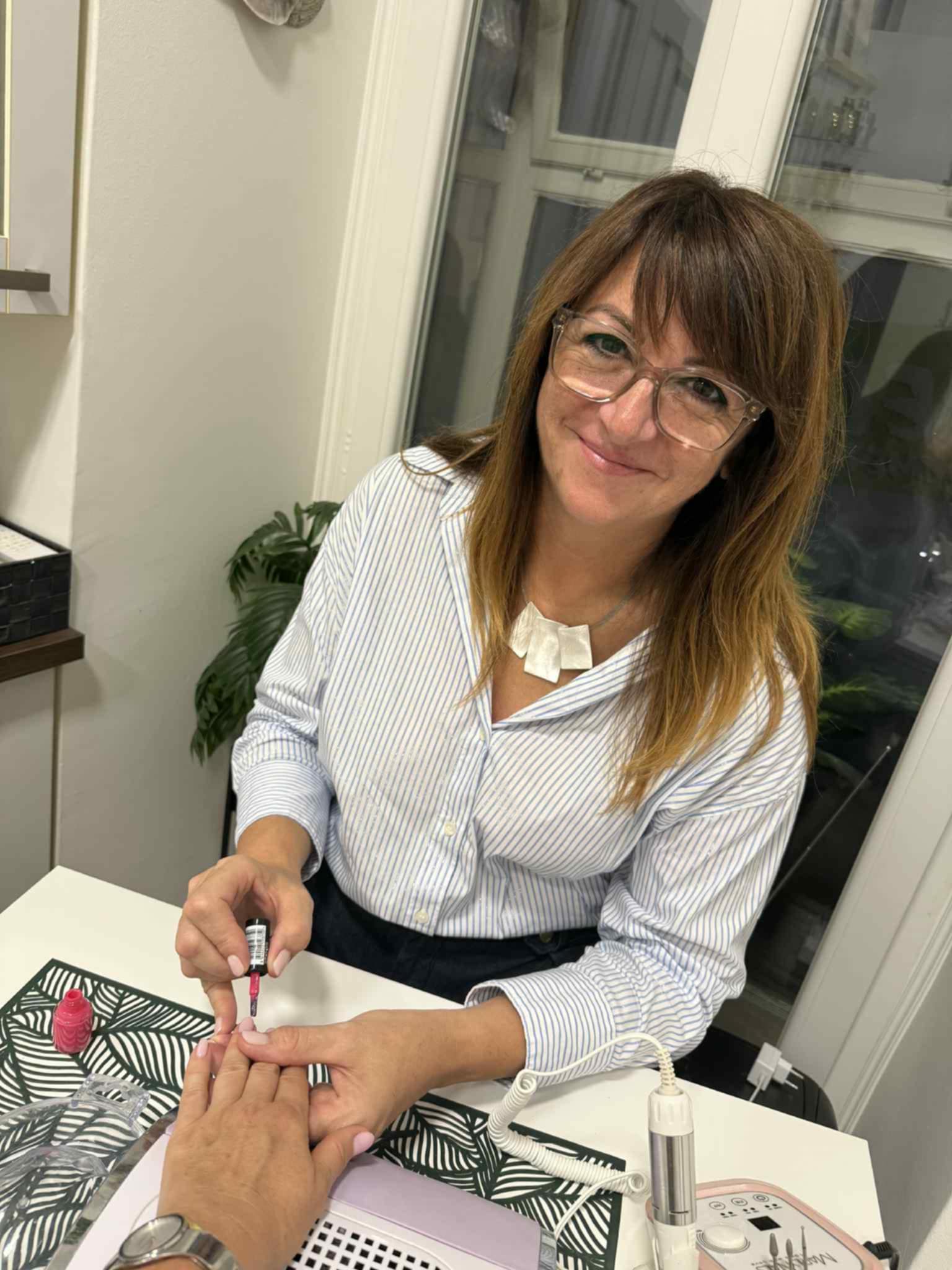 Manikűrözés közben